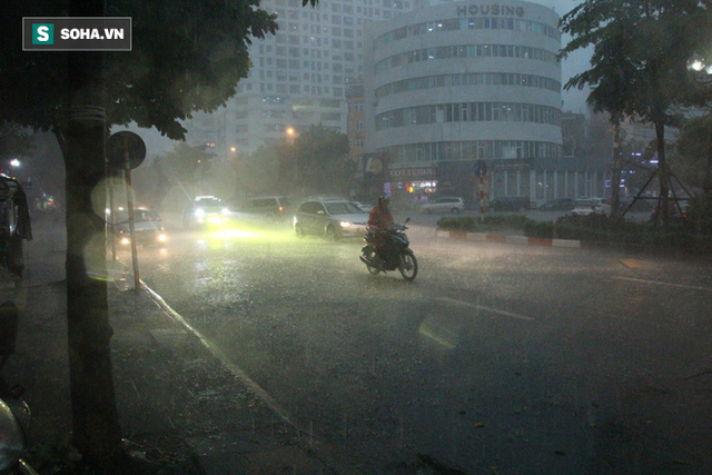 Trời Hà Nội tối đen trong cơn mưa chiều, hàng loạt xe bật đèn lưu thông - Ảnh 2.