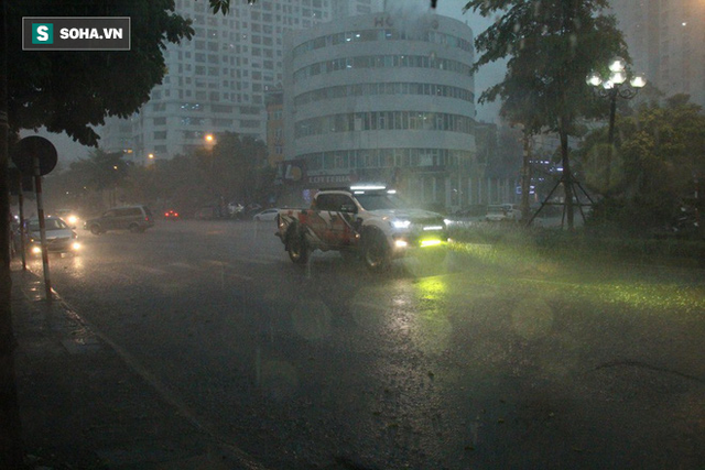 Trời Hà Nội tối đen trong cơn mưa chiều, hàng loạt xe bật đèn lưu thông - Ảnh 3.