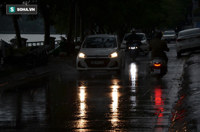 Trời Hà Nội tối đen trong cơn mưa chiều, hàng loạt xe bật đèn lưu thông - Ảnh 5.