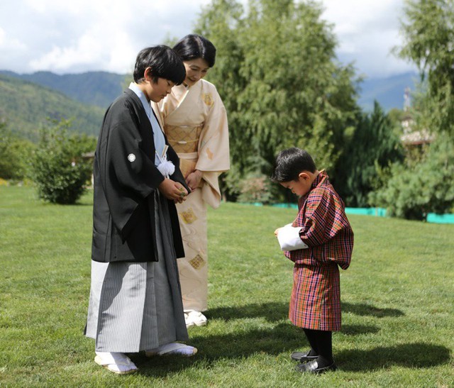 Hoàng hậu Bhutan đọ sắc Thái tử phi Nhật Bản nhưng 2 Hoàng tử nhỏ mới là tâm điểm chú ý, khiến người dùng mạng rần rần - Ảnh 6.