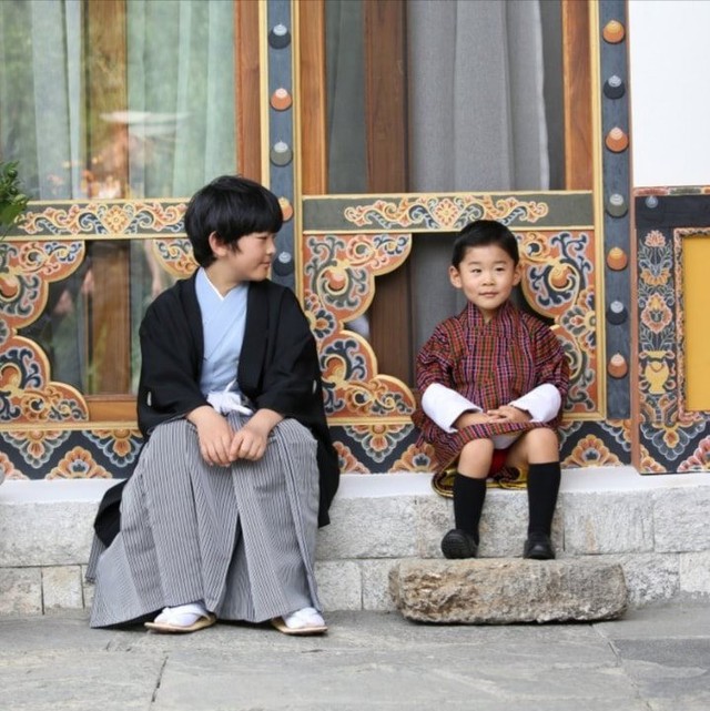 Hoàng hậu Bhutan đọ sắc Thái tử phi Nhật Bản nhưng 2 Hoàng tử nhỏ mới là tâm điểm chú ý, khiến người dùng mạng rần rần - Ảnh 7.