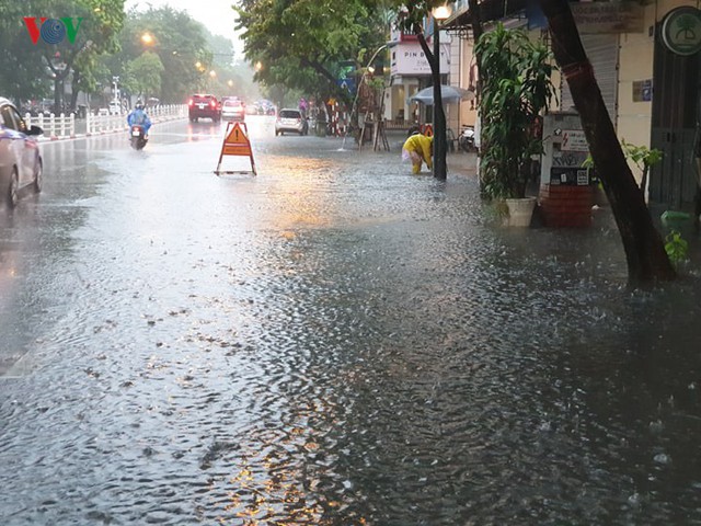 Nhiều tuyến đường ở Hà Nội kẹt cứng vì cơn mưa sáng sớm - Ảnh 2.