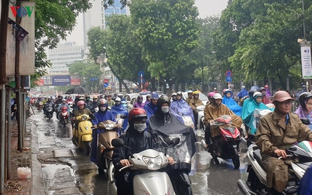 Nhiều tuyến đường ở Hà Nội kẹt cứng vì cơn mưa sáng sớm - Ảnh 4.