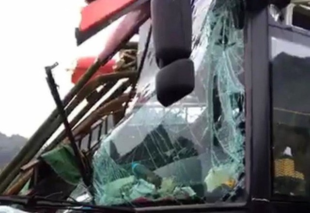 Hiện trường tai nạn xe khách giường nằm tông xe tải khiến 2 người chết, 14 người bị thương - Ảnh 4.