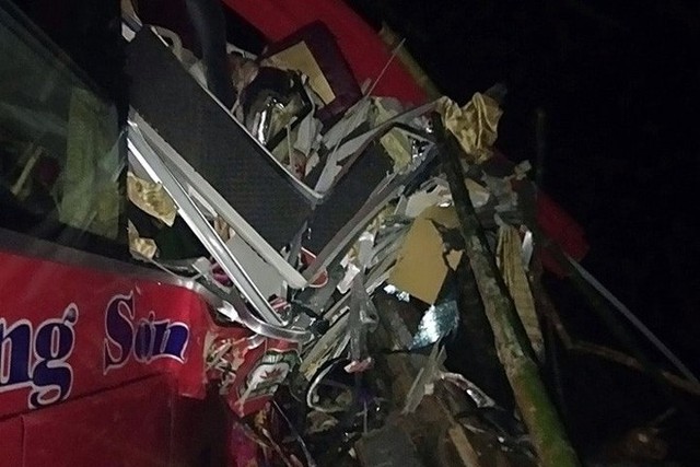Hiện trường tai nạn xe khách giường nằm tông xe tải khiến 2 người chết, 14 người bị thương - Ảnh 5.