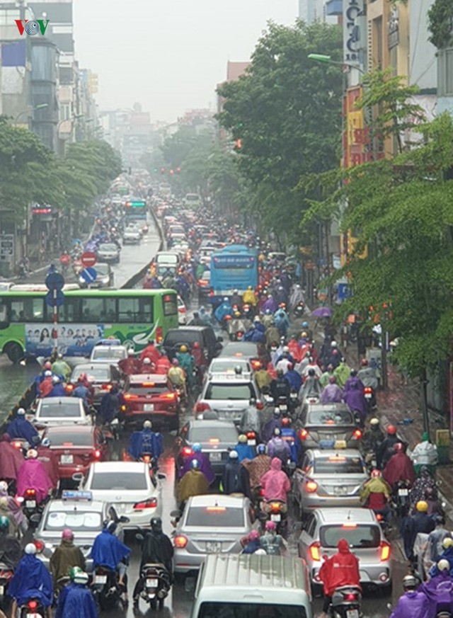 Nhiều tuyến đường ở Hà Nội kẹt cứng vì cơn mưa sáng sớm - Ảnh 6.