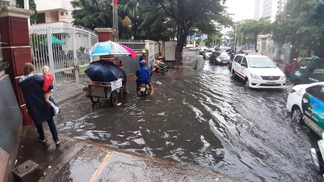 Mưa dai dẳng suốt trưa, người Sài Gòn lại băng băng lướt sóng - Ảnh 7.