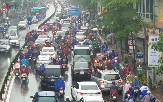 Nhiều tuyến đường ở Hà Nội kẹt cứng vì cơn mưa sáng sớm - Ảnh 7.