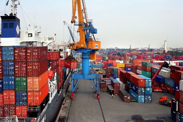Xuất khẩu tăng nhờ thương chiến Mỹ - Trung, Việt Nam tắc cảng, ngành logistics chịu áp lực lớn - Ảnh 1.