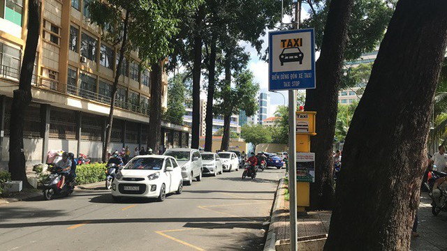 Cận cảnh những điểm đón taxi hoang phế ở Sài Gòn - Ảnh 2.