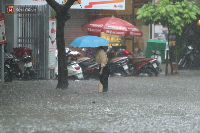 Hà Nội: Nhiều tuyến phố ngập sâu sau mưa lớn, người dân vất vả di chuyển, đẩy xe chết máy cả cây số - Ảnh 12.