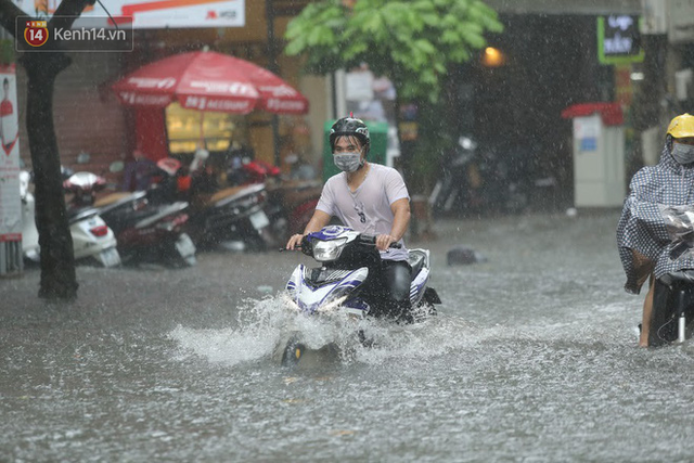 Hà Nội: Nhiều tuyến phố ngập sâu sau mưa lớn, người dân vất vả di chuyển, đẩy xe chết máy cả cây số - Ảnh 13.