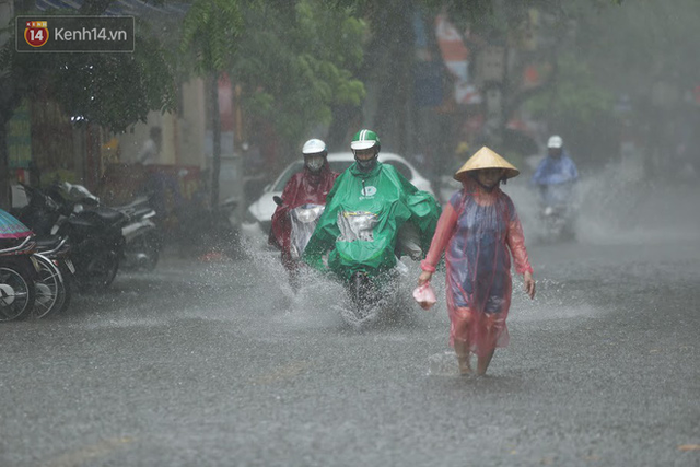 Hà Nội: Nhiều tuyến phố ngập sâu sau mưa lớn, người dân vất vả di chuyển, đẩy xe chết máy cả cây số - Ảnh 14.
