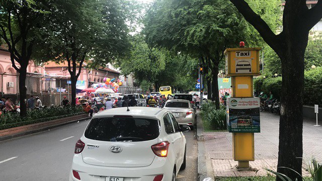 Cận cảnh những điểm đón taxi hoang phế ở Sài Gòn - Ảnh 3.