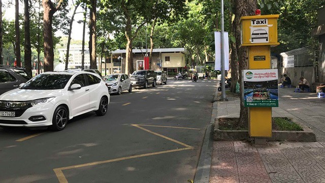 Cận cảnh những điểm đón taxi hoang phế ở Sài Gòn - Ảnh 4.