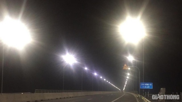Cây cầu gần 3.000 tỷ mất an toàn vì đèn chiếu sáng hoạt động nửa vời - Ảnh 2.
