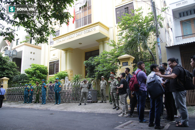  Ông Nguyễn Hữu Linh hầu tòa lần 2, không còn chạy trốn phóng viên như phiên xử trước - Ảnh 4.