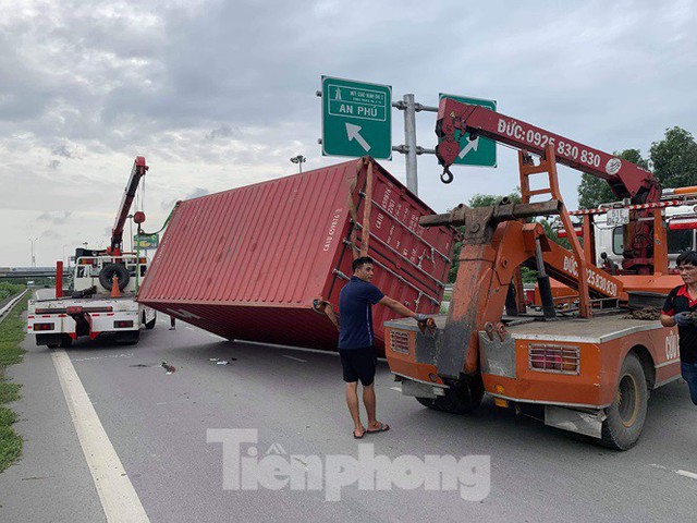 Ớn lạnh hung thần container tung hoành trên đường phố Sài Gòn - Ảnh 2.