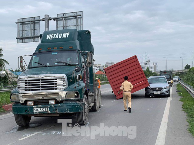 Ớn lạnh hung thần container tung hoành trên đường phố Sài Gòn - Ảnh 3.