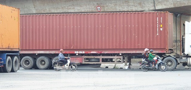 Ớn lạnh hung thần container tung hoành trên đường phố Sài Gòn - Ảnh 4.
