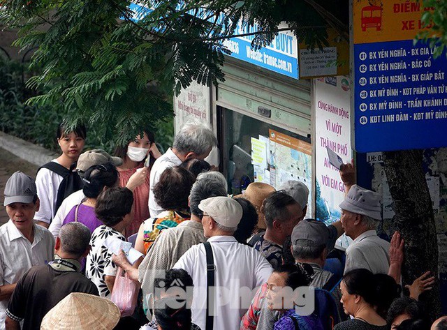 Hàng trăm cụ già xếp hàng chờ nhận thẻ xe buýt miễn phí - Ảnh 3.