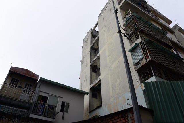 Cận cảnh chung cư nghiêng ở Sài Gòn bị đề nghị tháo dỡ khẩn cấp - Ảnh 8.
