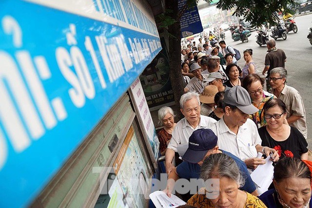 Hàng trăm cụ già xếp hàng chờ nhận thẻ xe buýt miễn phí - Ảnh 10.