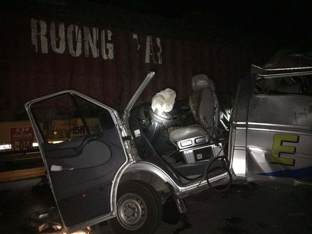 Xe khách biến dạng khi đâm xe container ở Hưng Yên, 14 người bị thương - Ảnh 1.