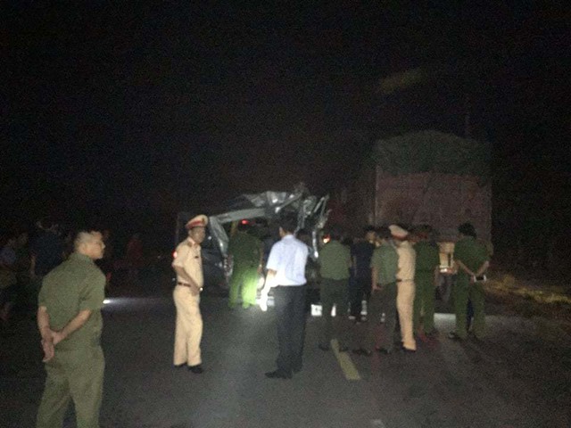 Xe khách biến dạng khi đâm xe container ở Hưng Yên, 14 người bị thương - Ảnh 2.