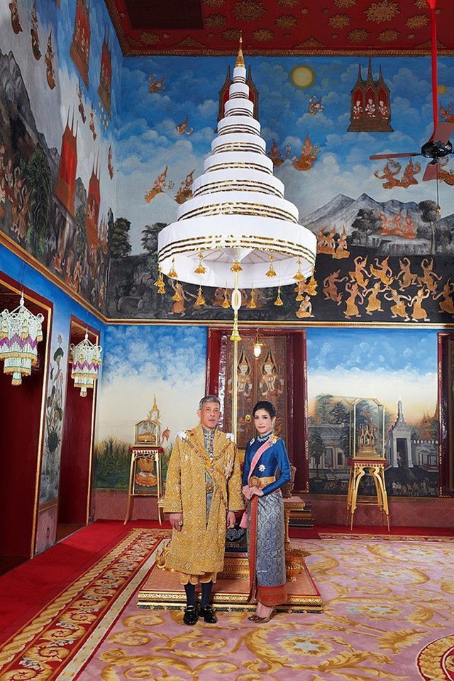 Cung điện Thái Lan công bố tiểu sử và hình ảnh chưa từng thấy của Hoàng quý phi mới sắc phong khiến cộng đồng xôn xao đến sập cả mạng - Ảnh 1.