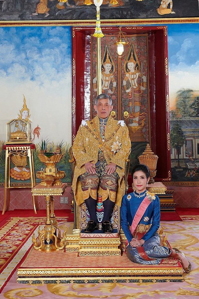 Cung điện Thái Lan công bố tiểu sử và hình ảnh chưa từng thấy của Hoàng quý phi mới sắc phong khiến cộng đồng xôn xao đến sập cả mạng - Ảnh 2.