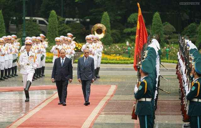 Chân dung Thủ tướng lớn tuổi nhất thế giới: Cha đẻ của hiện đại hoá Malaysia, tái đắc cử ở tuổi 92 - Ảnh 2.