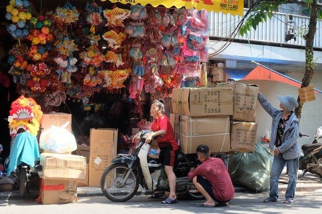 Hàng Mã rực rỡ sắc màu, đồ chơi made in Việt Nam lên ngôi Trung thu 2019 - Ảnh 2.