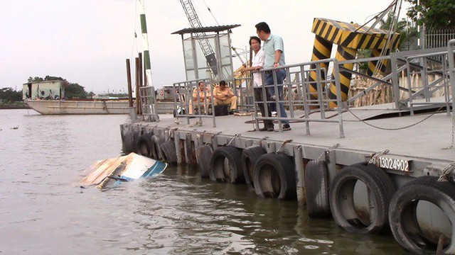 Xà lan gần 2.000 tấn tông sập cầu cảng, chìm ca nô trên sông Sài Gòn - Ảnh 2.