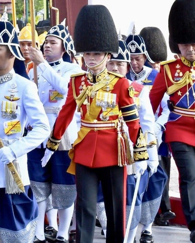 Hoàng hậu Thái Lan cực chất trong loạt khoảnh khắc đời thường, tình cảm mặn nồng với chồng không hề kém cạnh Thứ phi - Ảnh 7.