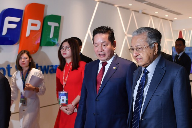 Thủ tướng Malaysia đối thoại với sinh viên Việt: Người dân Malaysia không dễ dàng tiếp cận công nghệ mới như ở Việt Nam - Ảnh 2.