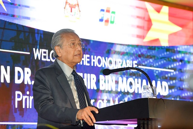 Thủ tướng Malaysia đối thoại với sinh viên Việt: Người dân Malaysia không dễ dàng tiếp cận công nghệ mới như ở Việt Nam - Ảnh 1.