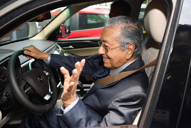 Toàn cảnh màn lái thử xe Vinfast với vận tốc 100 km/h của Thủ tướng 94 tuổi Mahathir Mohamad - Ảnh 4.