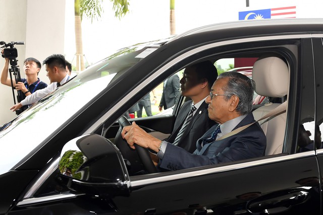 Toàn cảnh màn lái thử xe Vinfast với vận tốc 100 km/h của Thủ tướng 94 tuổi Mahathir Mohamad - Ảnh 5.
