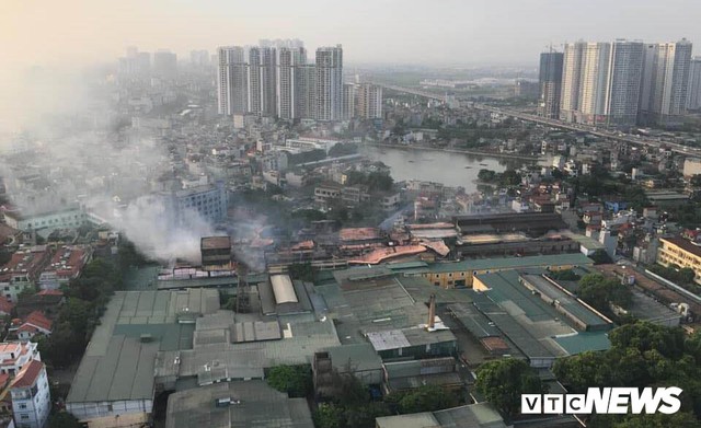 Lính cứu hoả vào từng ngóc ngách dập đám cháy ở Công ty Rạng Đông, dân xung quanh vẫn sơ tán - Ảnh 1.