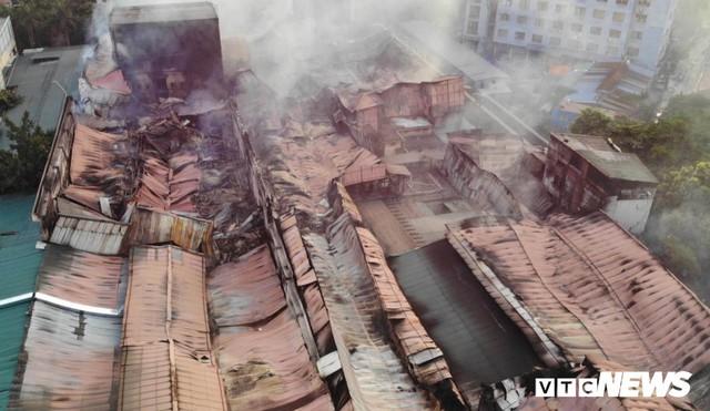 Lính cứu hoả vào từng ngóc ngách dập đám cháy ở Công ty Rạng Đông, dân xung quanh vẫn sơ tán - Ảnh 3.