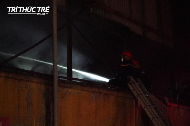 Toàn cảnh vụ cháy Công ty Bóng đèn phích nước Rạng Đông nhìn từ Flycam - Ảnh 3.