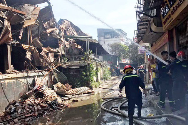 Cảnh hoang tàn sau vụ cháy Công ty bóng đèn phích nước Rạng Đông - Ảnh 3.