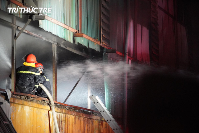 Toàn cảnh vụ cháy Công ty Bóng đèn phích nước Rạng Đông nhìn từ Flycam - Ảnh 6.