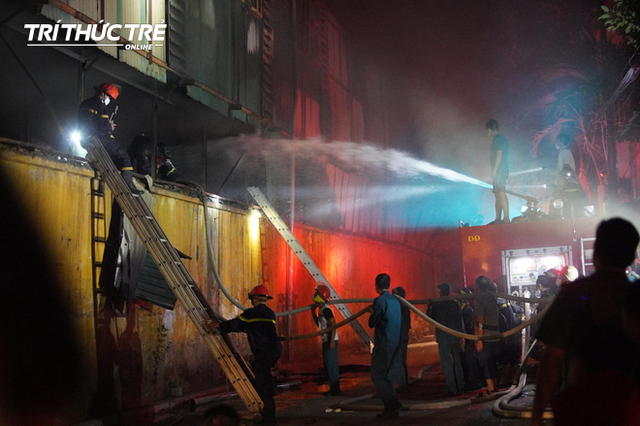 Toàn cảnh vụ cháy Công ty Bóng đèn phích nước Rạng Đông nhìn từ Flycam - Ảnh 8.