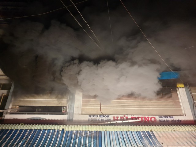 Cháy ở chợ lớn nhất TP Cà Mau trong đêm, hàng trăm người tháo chạy - Ảnh 1.