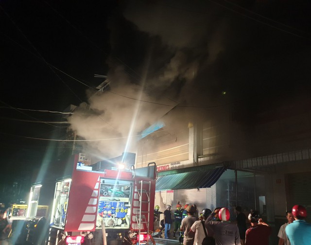 Cháy ở chợ lớn nhất TP Cà Mau trong đêm, hàng trăm người tháo chạy - Ảnh 2.