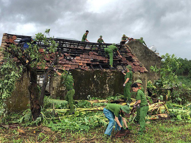  Hàng loạt cây đổ, nhà cửa tan hoang sau khi bão số 4 đổ bộ vào Nghệ An - Hà Tĩnh - Ảnh 3.