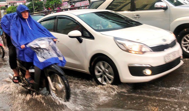Đường Hà Nội ngập nước, ùn tắc trong chiều 30/8 - Ảnh 1.