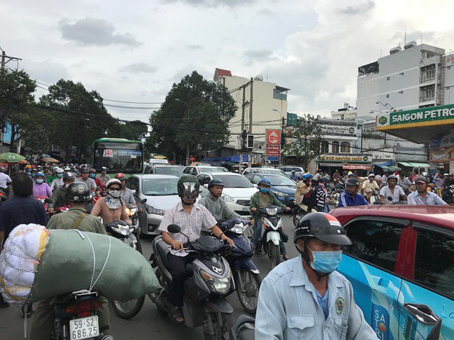 Cửa ngõ Sài Gòn đông nghẹt trước giờ nghỉ lễ Quốc khánh 2/9 - Ảnh 3.